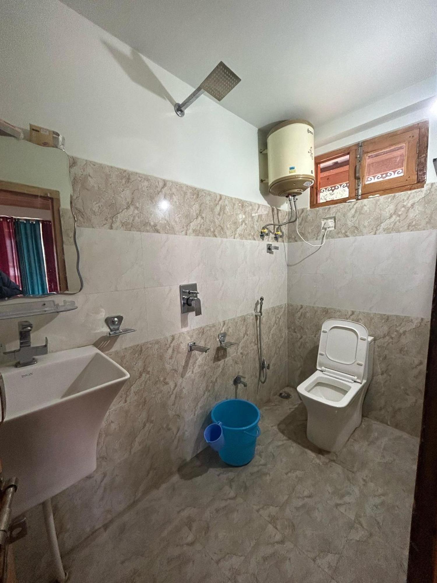 Kalgha New Brahma Cafe Guest House מראה חיצוני תמונה