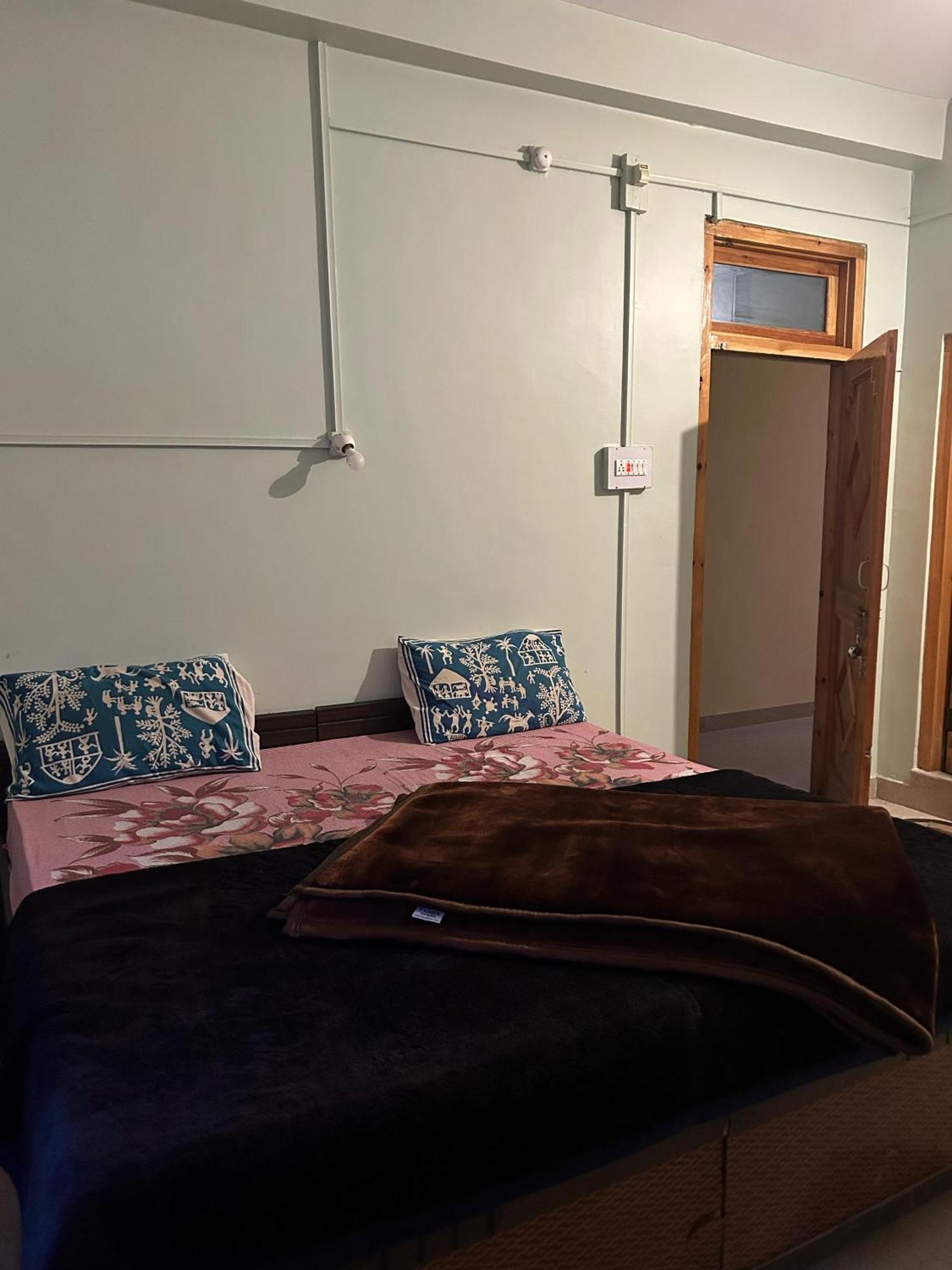 Kalgha New Brahma Cafe Guest House מראה חיצוני תמונה