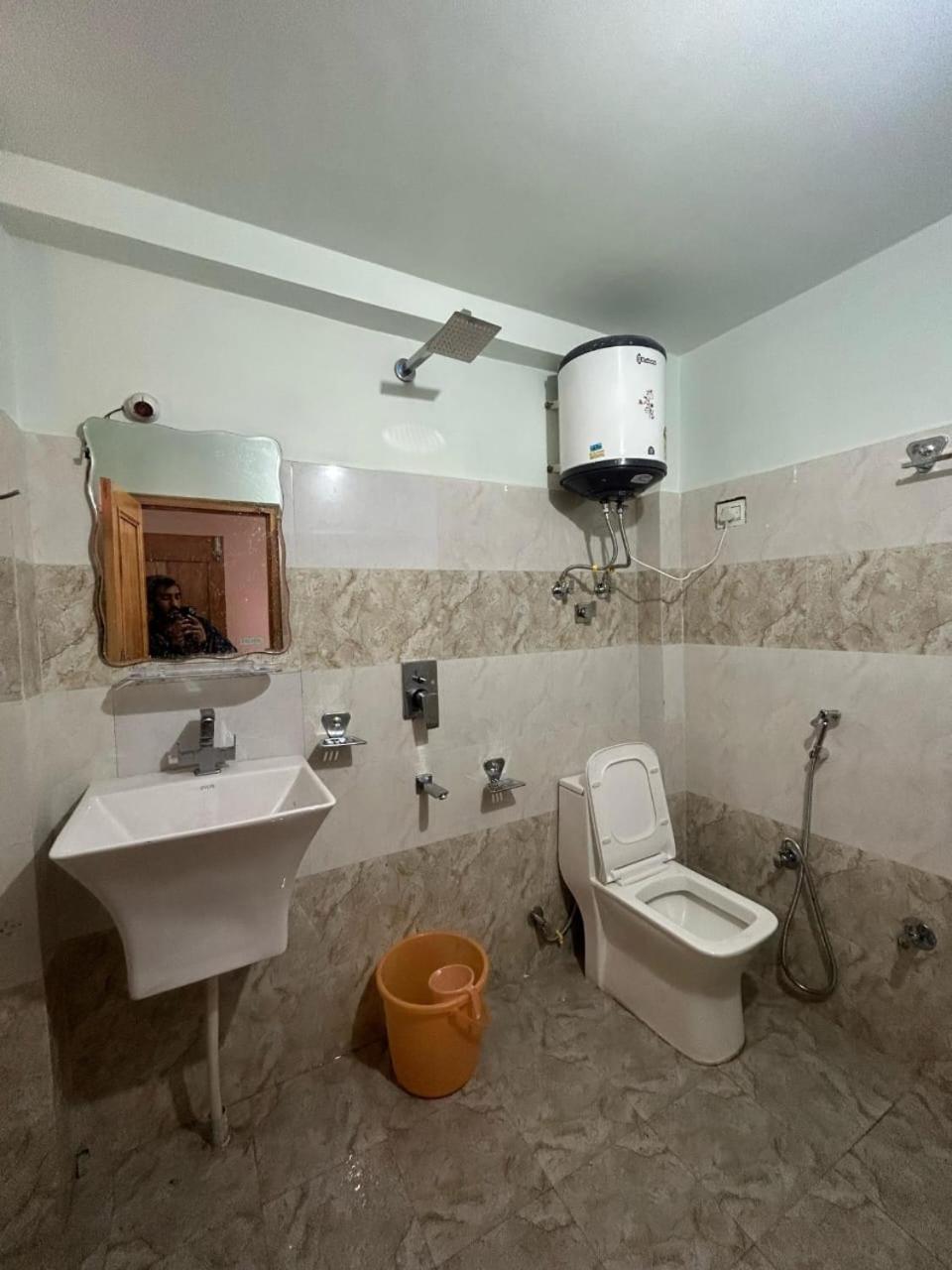 Kalgha New Brahma Cafe Guest House מראה חיצוני תמונה